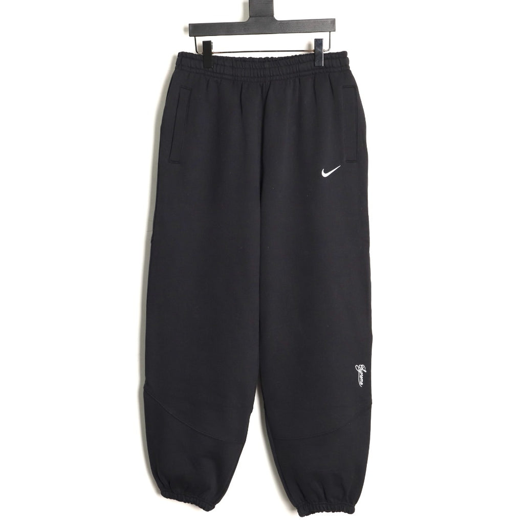 Nike x Supreme 25FW Fleece Pants – Black - front view