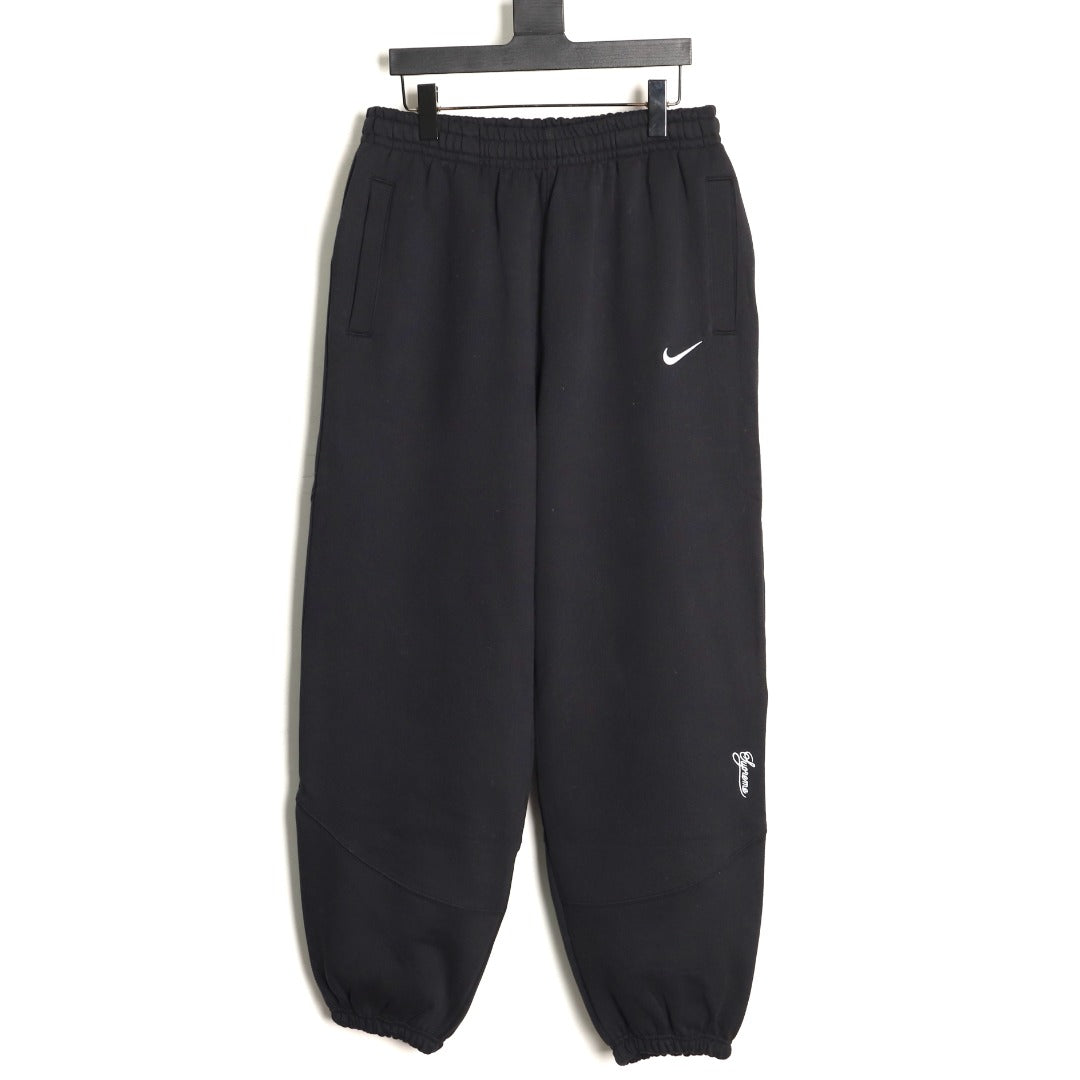 Nike x Supreme 25FW Fleece Pants – Black - front view